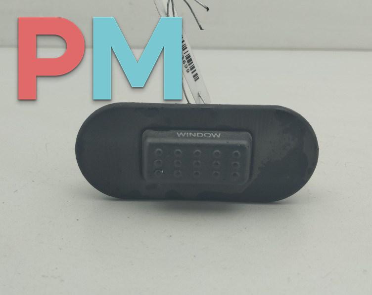 кнопка открытия багажника Hyundai Santa Fe 1 поколение (SM) 2001, 2.0 л., дизель, МКПП, коричневый, внедорожник 5 дв. - фото №1