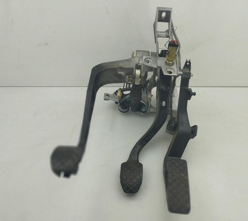узел педальный (блок педалей) Volkswagen Passat B5 1997, 1.8 л., бензин, МКПП, чёрный, универсал, 8D1721117E