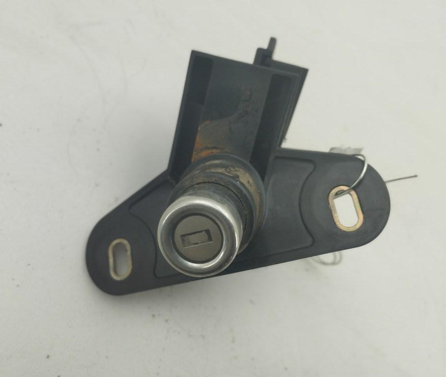 кнопка открытия багажника Opel Omega B 1999, 2.0 л., бензин, МКПП, зелёный, универсал