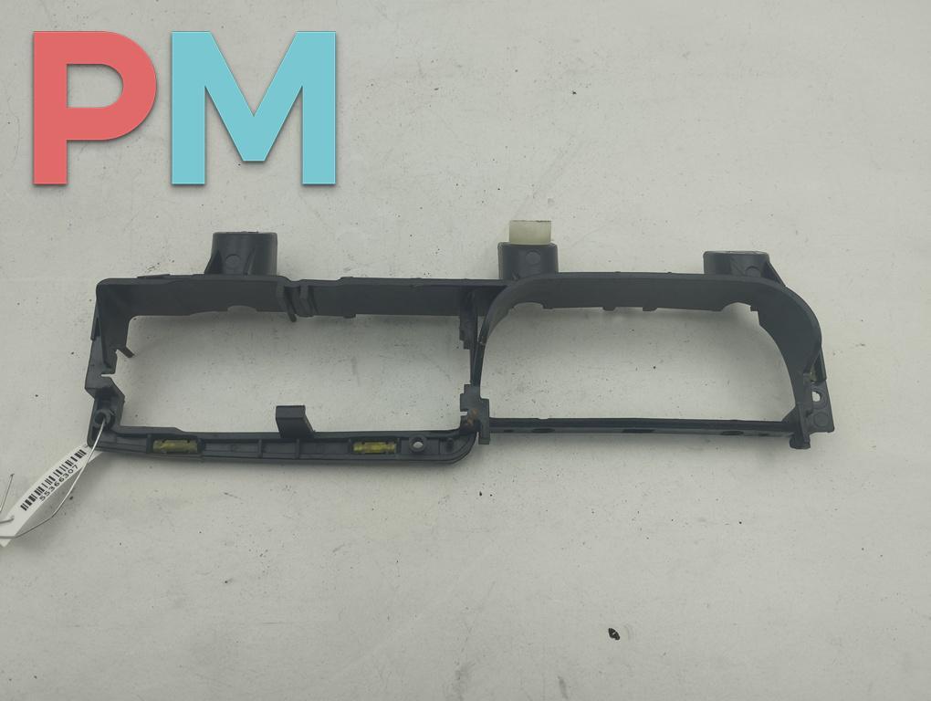 Корпус (держатель) ручки двери передней левой Skoda Octavia mk1 (A4 1U) 2004, 2.0 л., бензин, МКПП, серый, универсал, 3B1867179C - фото №1