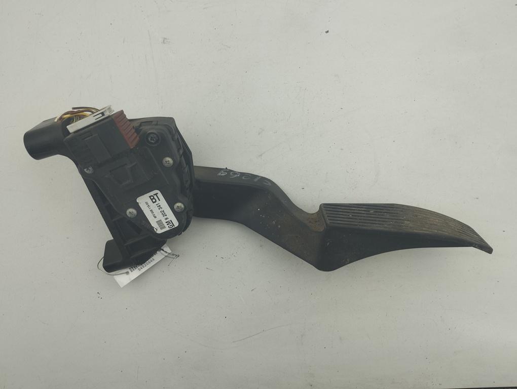 педаль Opel Zafira B 2006, 1.9 л., дизель, МКПП, чёрный, минивэн, 9202341