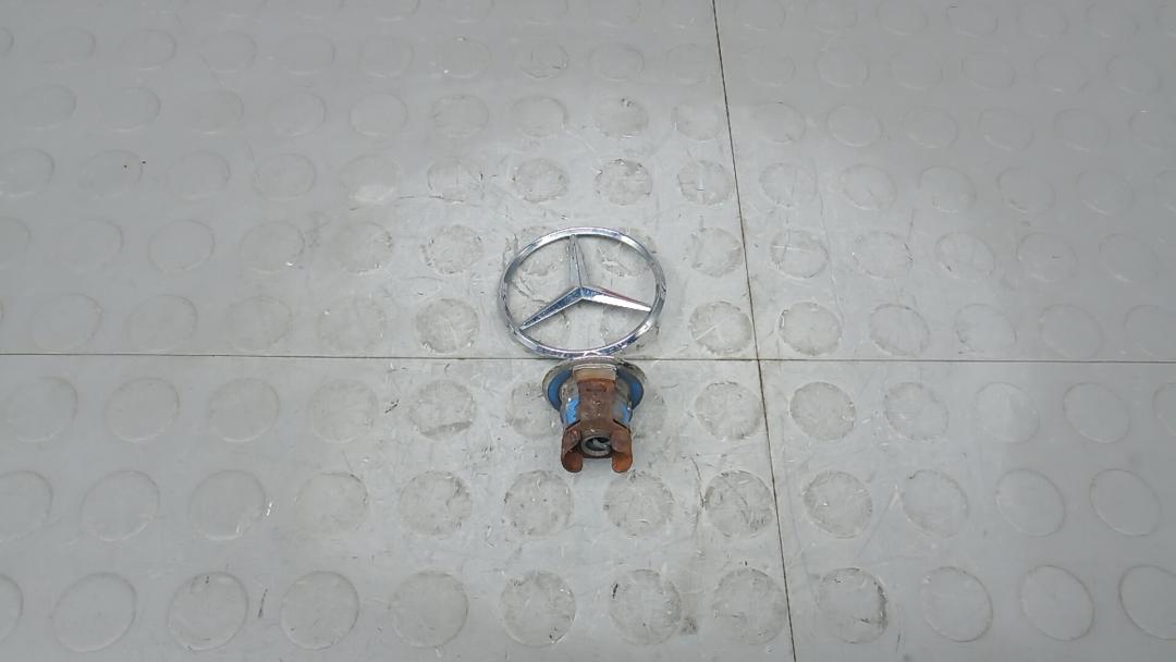 Значок на капот Mercedes-Benz C-Класс W204/S204 2006, 2.2 л., D C220 CDI, дизель, АКПП, седан - фото №1