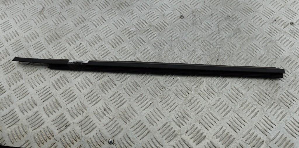Молдинг стекла двери задней левой наружный Ford Mondeo III 2006, 1.8 л., бензин, МКПП, серый, седан