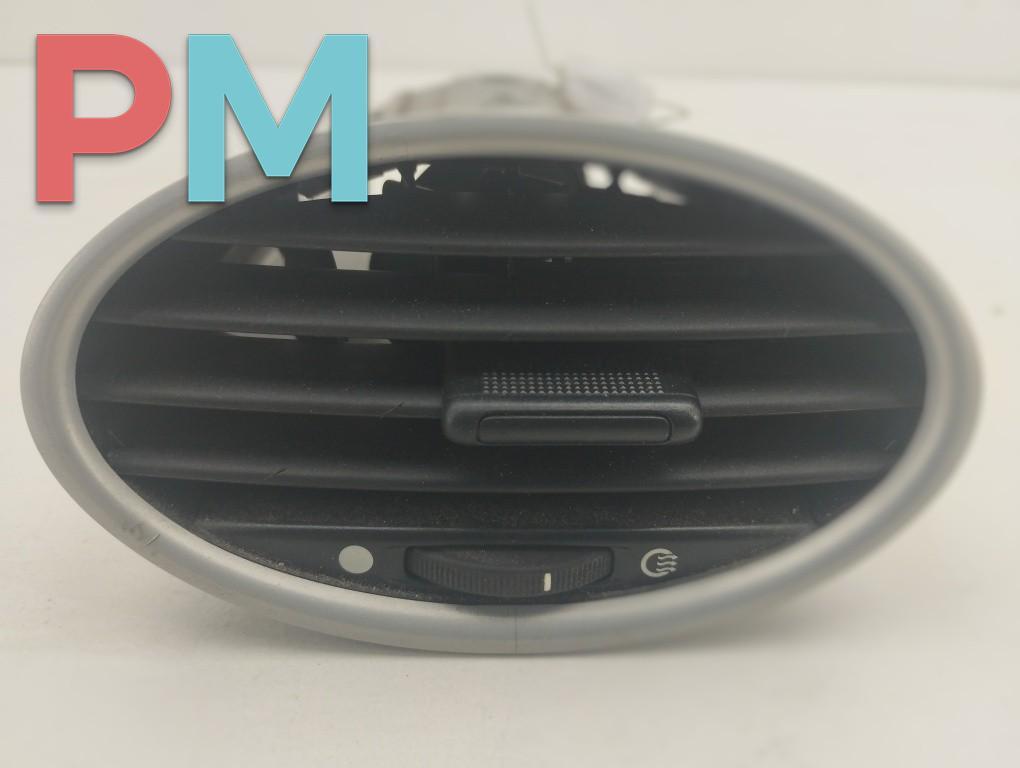 дефлектор обдува салона Ford Focus 2 поколение 2005, 1.6 л., i, бензин, МКПП, чёрный, хетчбэк 5 дв., 4M51A041L21AD - фото №1