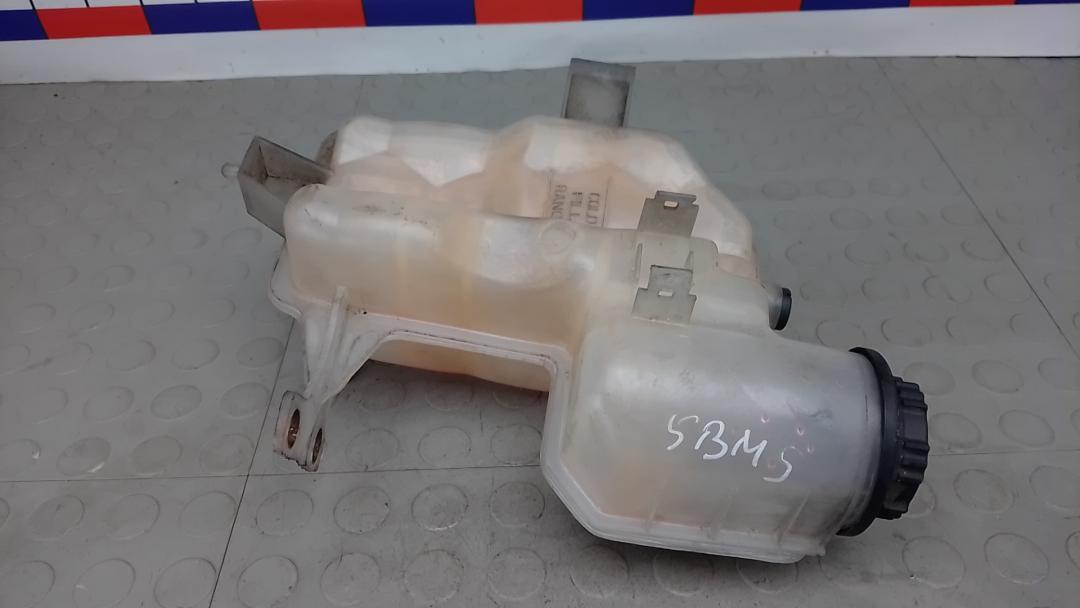 бачок расширительный Land Rover Discovery 4 поколение 2009, 2.7 л., TD V6, дизель, АКПП, внедорожник 5 дв. - фото №1