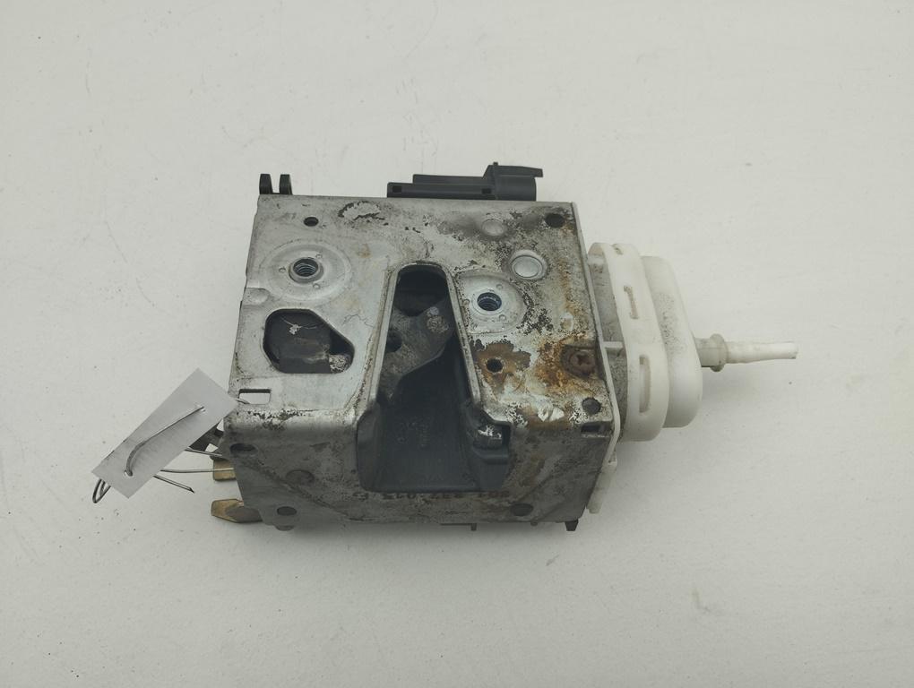замок двери передней левой Audi A4 B5 1997, 1.8 л., бензин, МКПП, синий, универсал, 8D1837015F