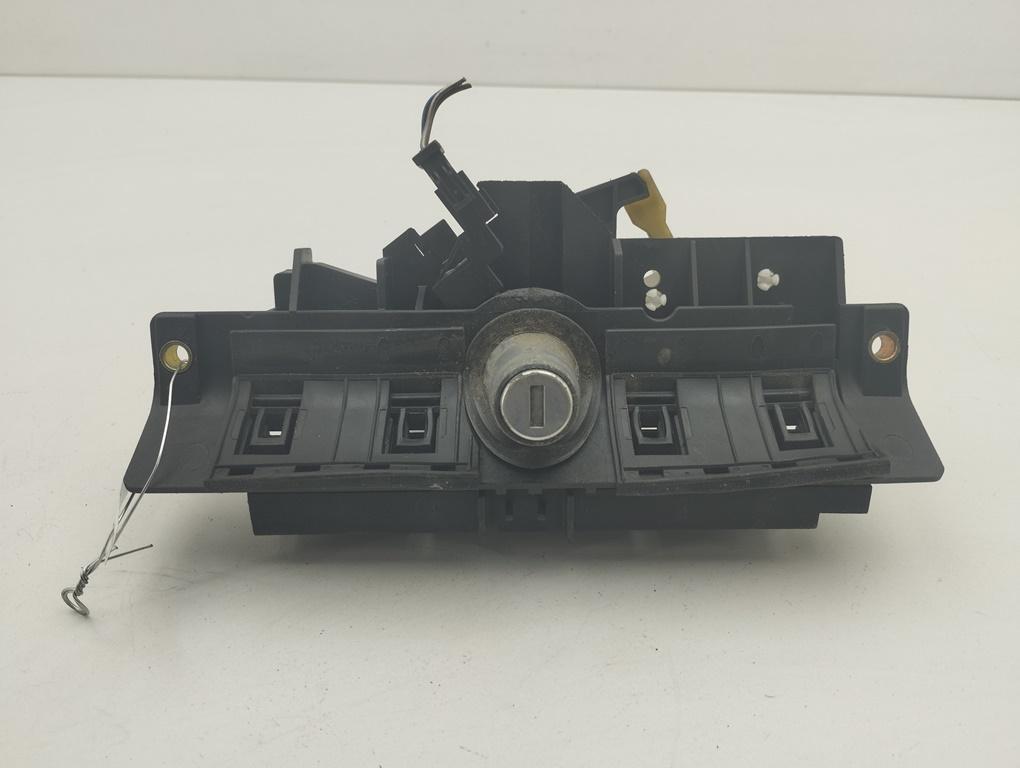 ручка крышки багажника Audi A4 B5 1997, синий, универсал, 8D9827565