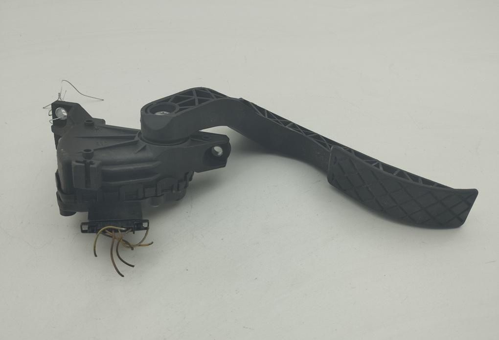 педаль Audi A4 B6 2002, 2.0 л., бензин, МКПП, чёрный, седан, 8EI721523A