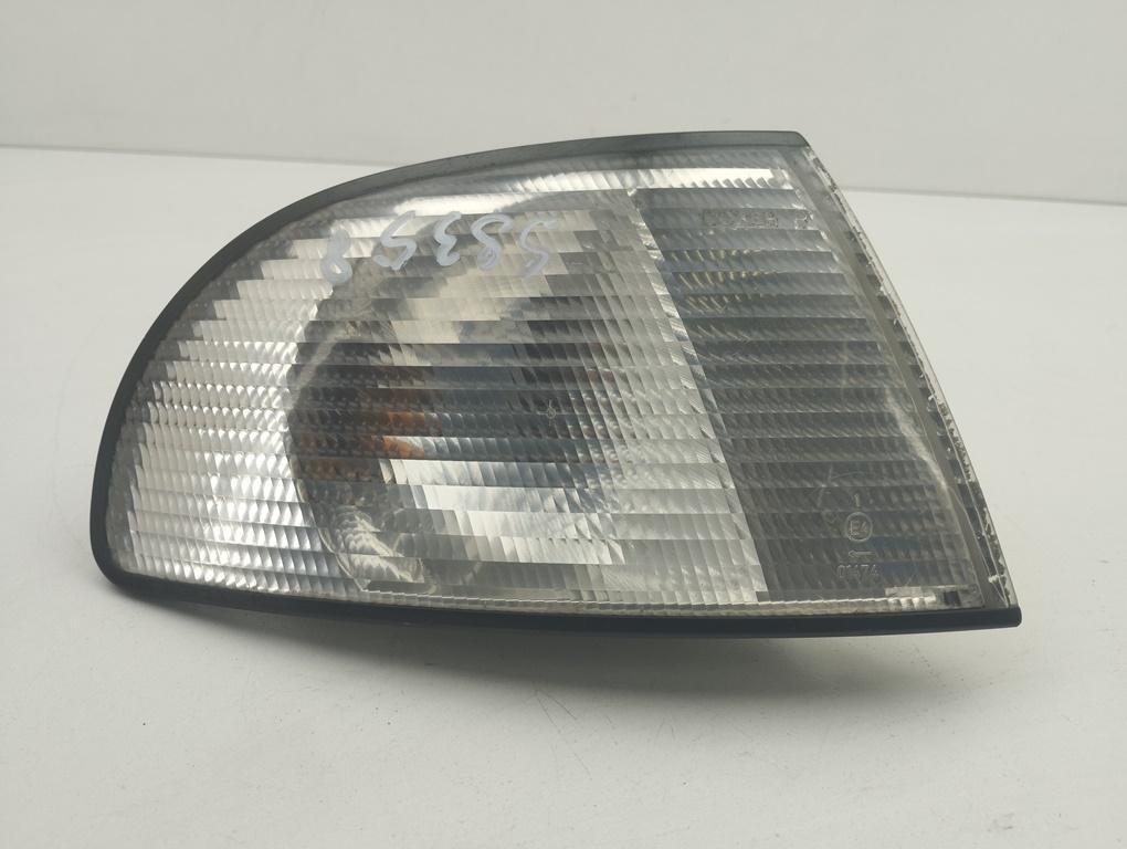 Поворотник (указатель поворота) правый Audi A4 B5 1997, 1.8 л., бензин, МКПП, синий, универсал, 8D0953050A