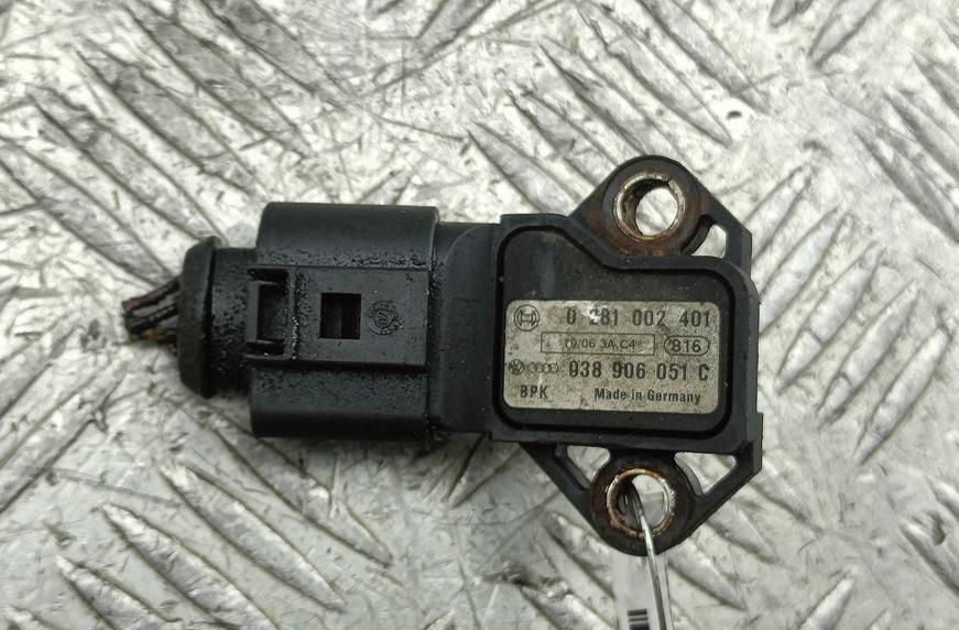 датчик абсолютного давления Volkswagen Passat B6 2007, 2.0 л., дизель, МКПП, чёрный, универсал, 038906051C, 0281002401 - фото №1