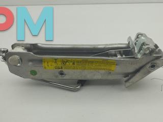 домкрат Audi A4 B6 2002, 2.0 л., бензин, МКПП, чёрный, седан, 8E0011031C