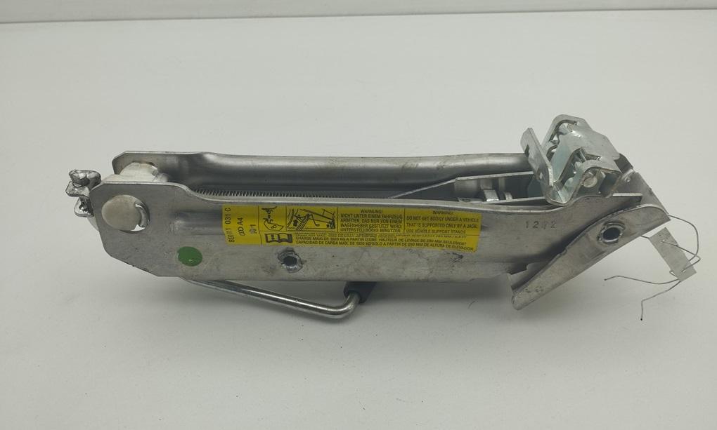 домкрат Audi A4 B6 2002, 2.0 л., бензин, МКПП, чёрный, седан, 8E0011031C