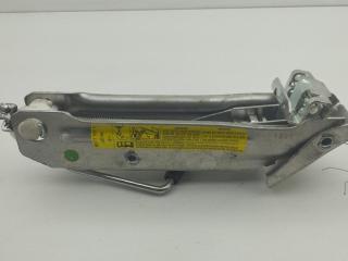 домкрат Audi A4 B6 2002, 2.0 л., бензин, МКПП, чёрный, седан, 8E0011031C