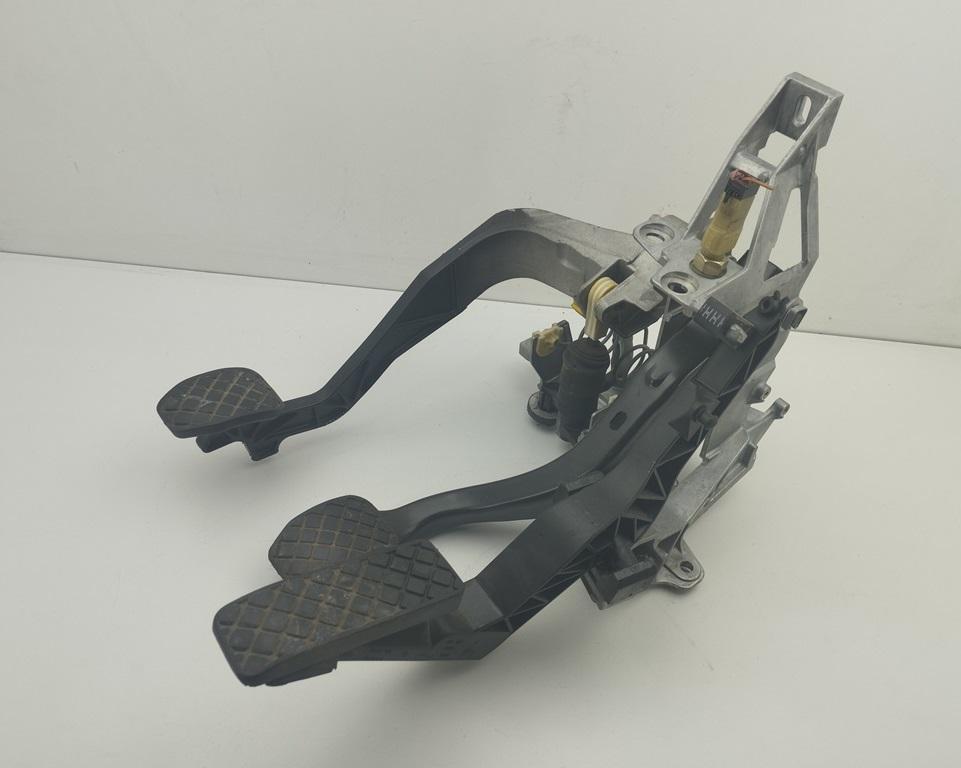 узел педальный (блок педалей) Audi A4 B5 1997, 1.6 л., бензин, МКПП, зелёный, седан, 8D1721117E