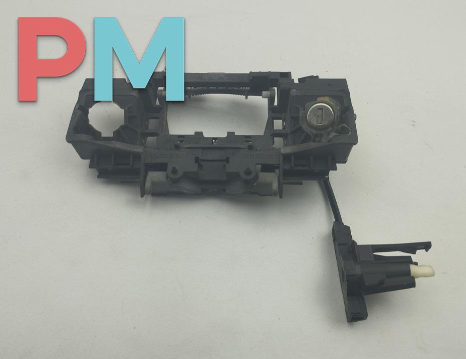 Корпус (держатель) ручки двери передней левой Audi A8 D3/4E 2003, 4.2 л., бензин, АКПП, синий, седан, 4E0839885M - фото №1