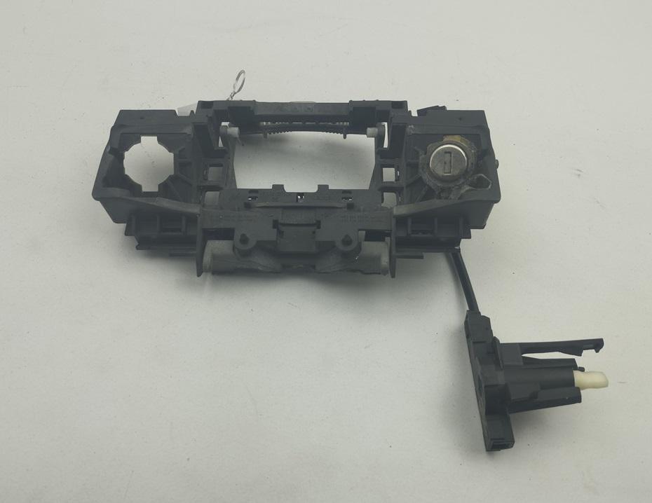 Корпус (держатель) ручки двери передней левой Audi A8 D3 2003, 4.2 л., бензин, АКПП, синий, седан, 4E0839885M