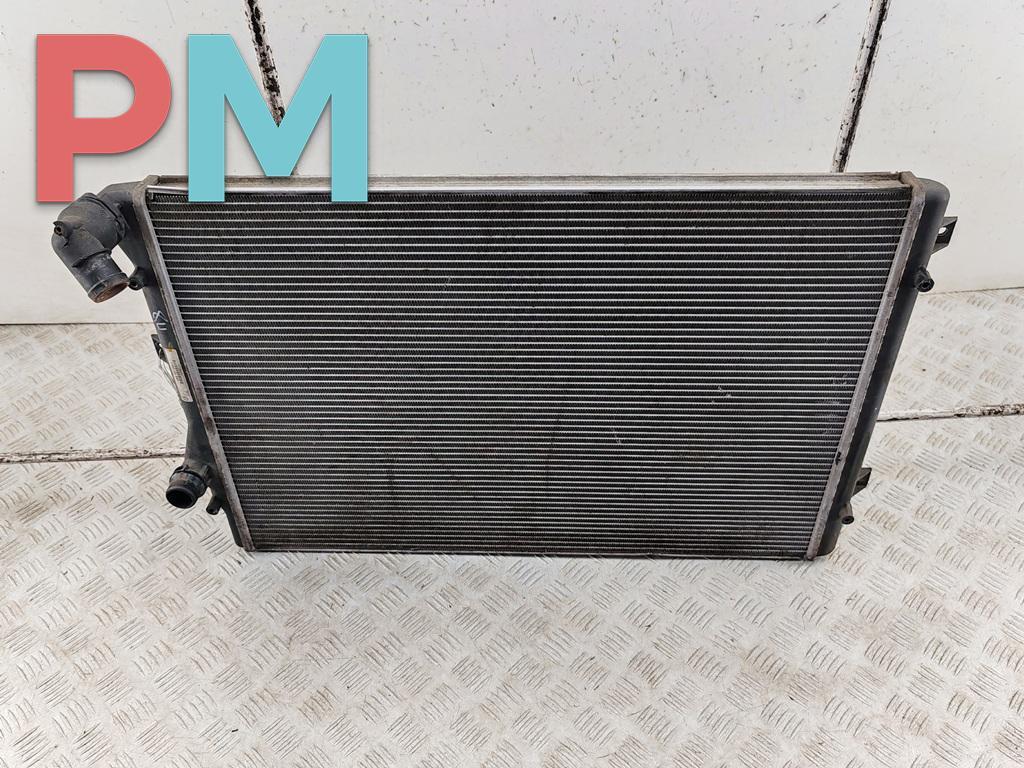 радиатор охлаждения Volkswagen Passat B6 2007, 1.8 л., бензин, МКПП, серый, универсал, 1K0121253L - фото №1