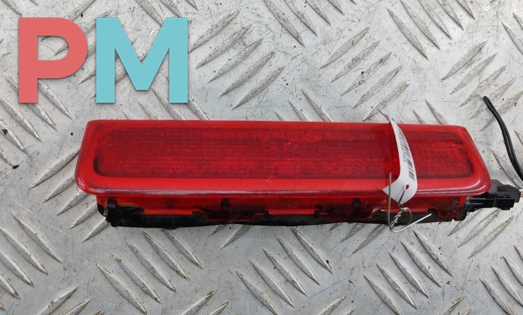 стоп-сигнал Volkswagen Caddy 3 поколение 2006, 2.0 л., бензин, МКПП, красный, фургон, 2K0945087B - фото №1