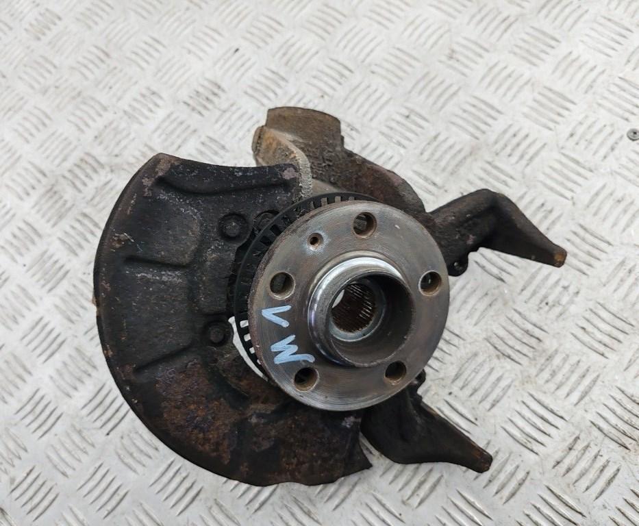 ступица передняя правая Volkswagen Golf 4 поколение 2003, 1.6 л., бензин, АКПП, серый, хетчбэк 5 дв. - фото №1