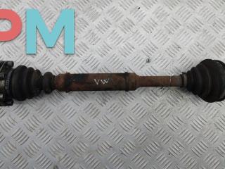 полуось передняя левая (приводной вал, ШРУС) Volkswagen Passat B5 1999, 1.8 л., бензин, МКПП, красный, универсал