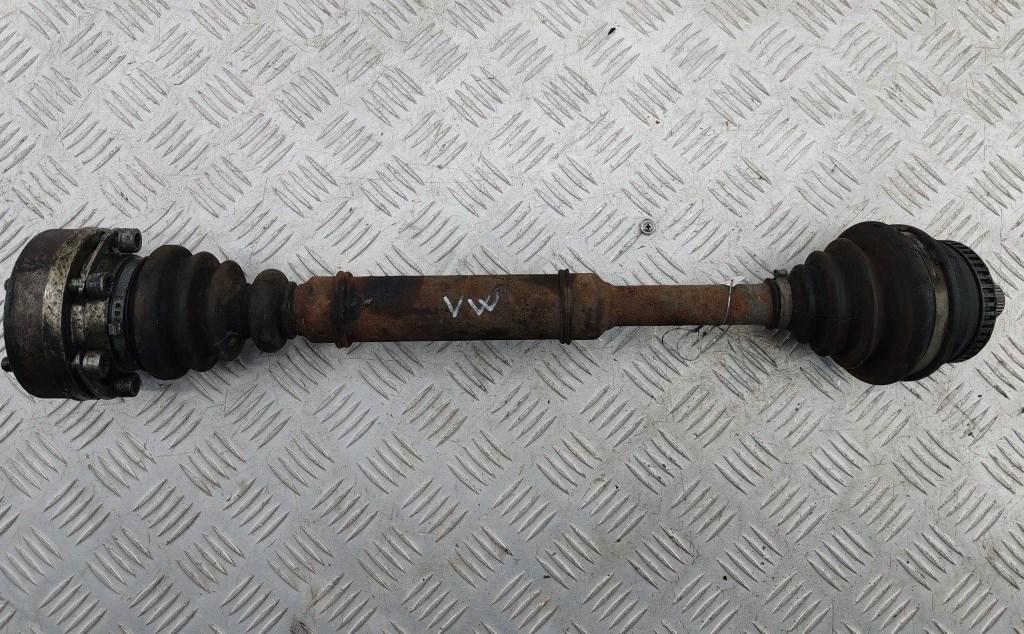 полуось передняя левая (приводной вал, ШРУС) Volkswagen Passat B5 1999, 1.8 л., бензин, МКПП, красный, универсал