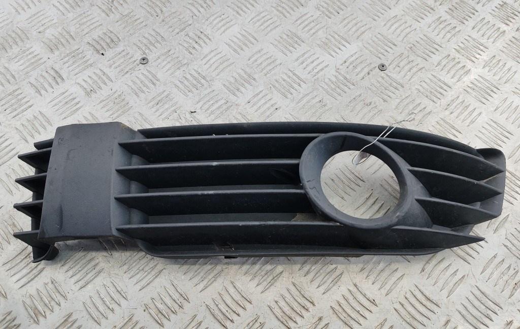 рамка фары противотуманной левой Volkswagen Passat B5+ (GP) 2003, 1.6 л., бензин, МКПП, чёрный, универсал, 3B0853665K