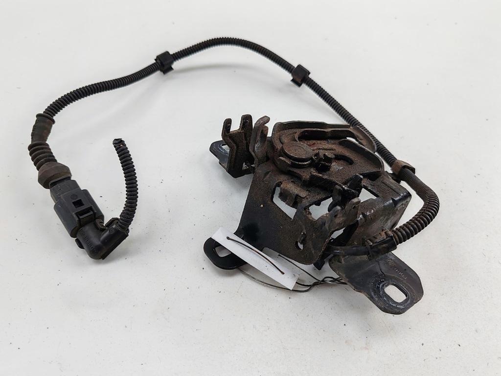 замок капота Volkswagen Bora 2000, 1.9 л., дизель, МКПП, зелёный, универсал, 1J0823509C
