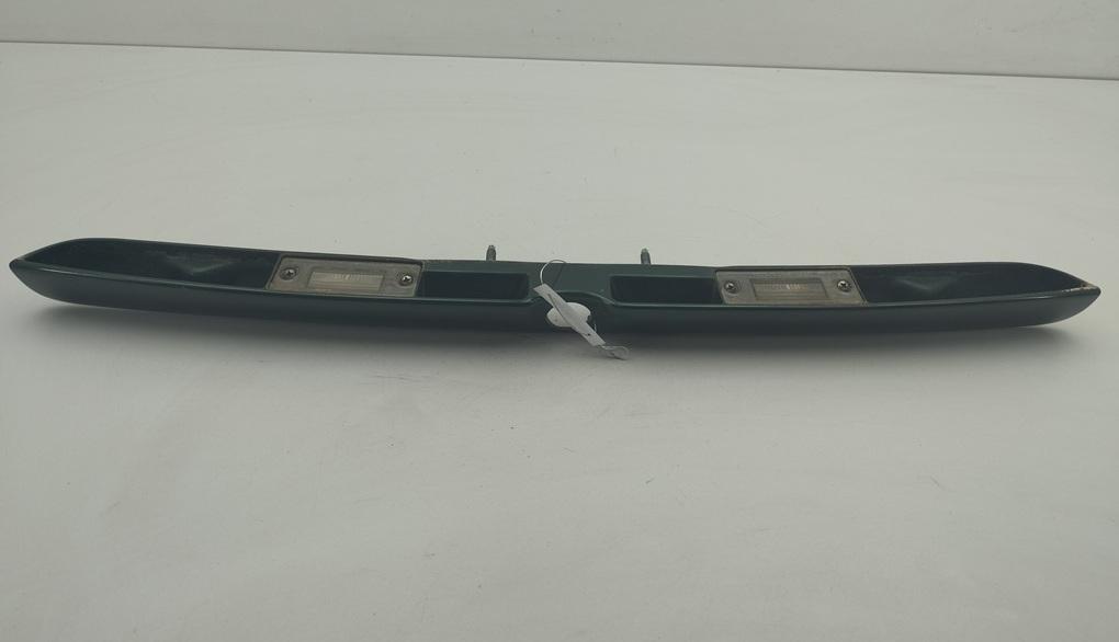 накладка подсветки номера Audi A4 B5 1997, 1.6 л., бензин, МКПП, зелёный, седан, 8D5827576B