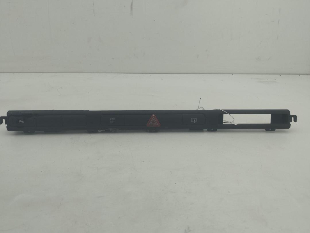 кнопка аварийной сигнализации Audi A8 D3/4E 2003, 4.2 л., бензин, АКПП, синий, седан, 4E1927137A - фото №1