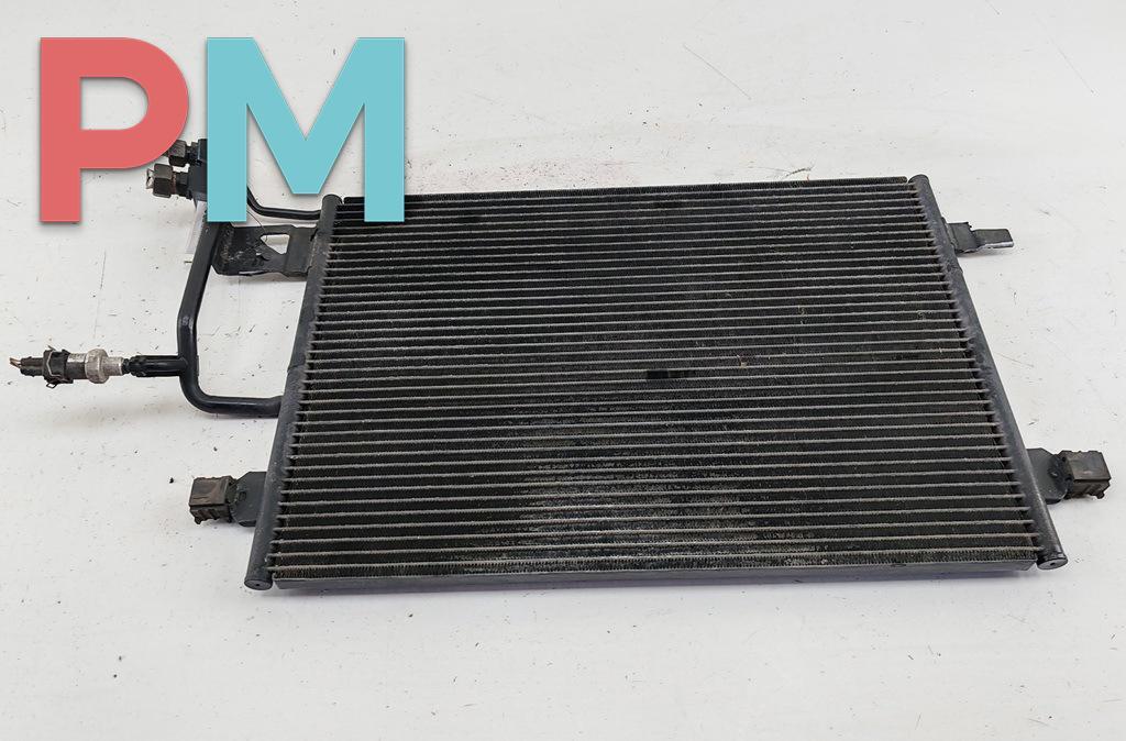 радиатор кондиционера Audi A4 B5 1997, 1.8 л., бензин, МКПП, синий, универсал, 8D0260401E - фото №1