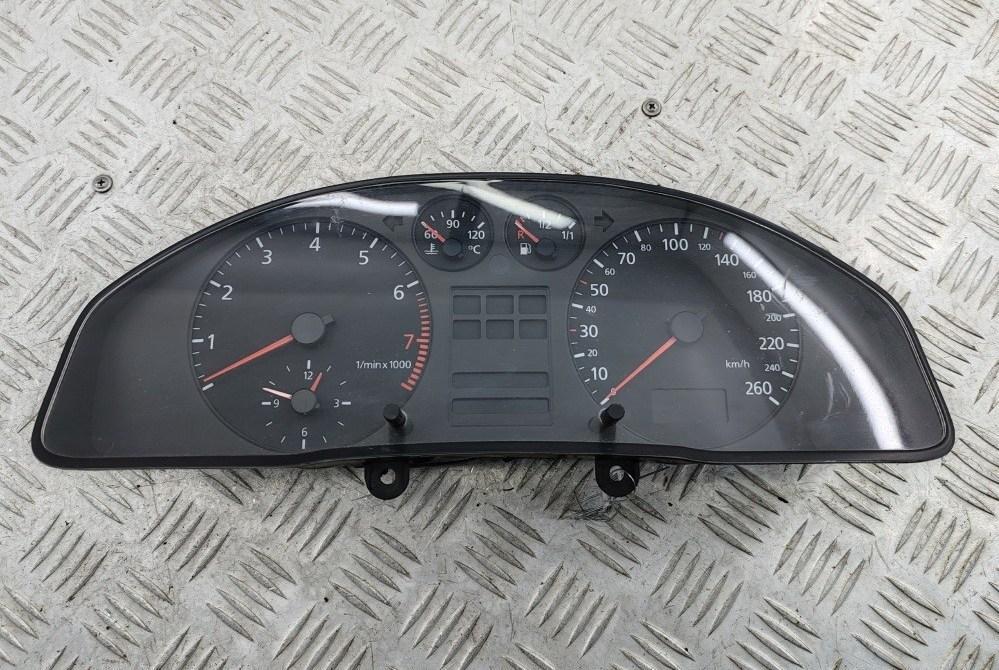 приборная панель Audi A4 B5 1997, 1.6 л., бензин, МКПП, зелёный, седан, 8D0919860C - фото №1