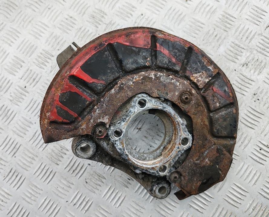Кулак (корпус ступицы) передний правый Volkswagen Passat B6 2006, 2.0 л., дизель, МКПП, чёрный, универсал - фото №1