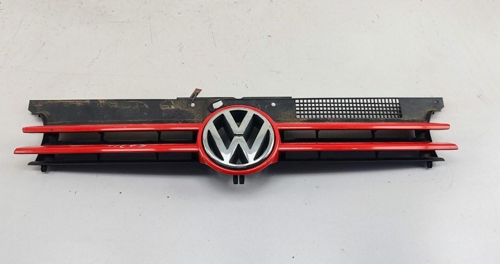 решетка радиатора Volkswagen Golf 4 поколение 1998, красный, хетчбэк 3 дв., 1J0853655D - фото №1