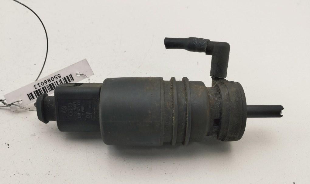 насос (моторчик) омывателя стекла Volkswagen Passat B5 1998, серый, седан