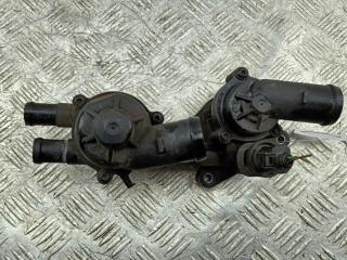 корпус термостата Volkswagen Golf 6 поколение 2009, 1.4 л., бензин, АКПП, чёрный, хетчбэк 3 дв., 03C121121D, 03C121118D
