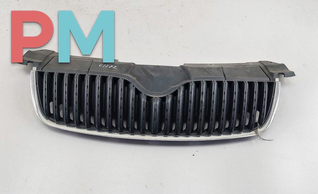 решетка радиатора Skoda Fabia 2 поколение (5J) 2009, чёрный, универсал, 5J0853668A - фото №1