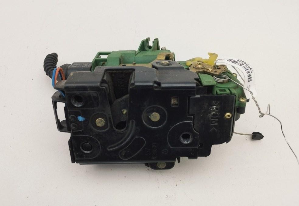 замок двери передней правой Volkswagen Passat B5+ (GP) 2003, 1.9 л., дизель, МКПП, чёрный, седан, 3B1837016AD