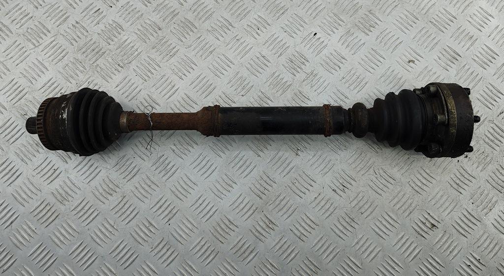 полуось передняя правая (приводной вал, ШРУС) Volkswagen Passat B5 1997, 1.8 л., бензин, МКПП, чёрный, универсал - фото №1