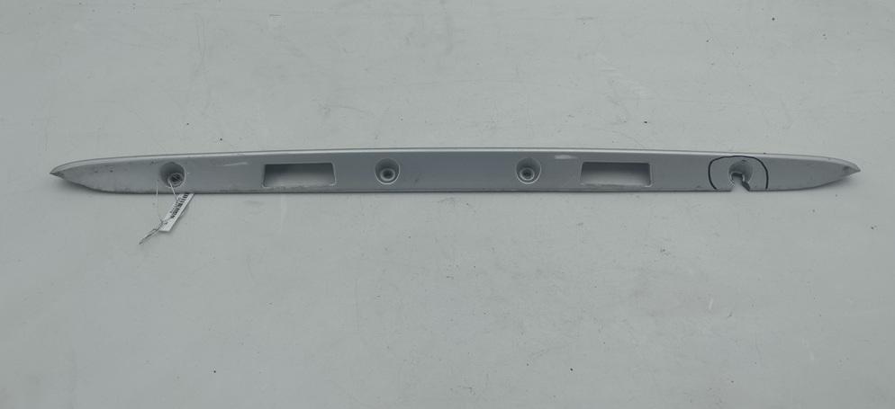 накладка подсветки номера Mercedes-Benz E-Класс W210/S210 1998, 2.4 л., бензин, АКПП, серый, седан, 2107580038 - фото №1