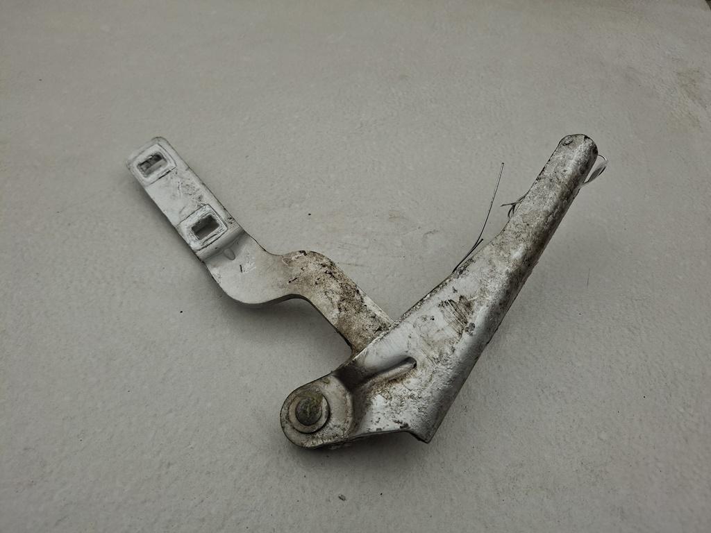 петля капота правая Audi A8 D2 2002, серый, седан, 4D0823302C