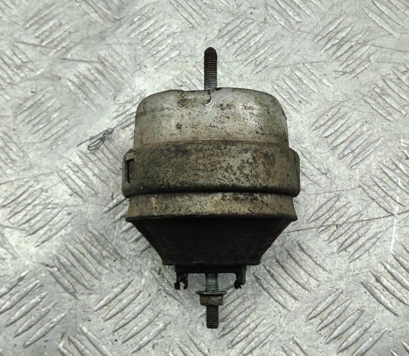 подушка крепления двигателя Volkswagen Passat B5 1998, 1.8 л., бензин, МКПП, синий, универсал, 8D0199379J