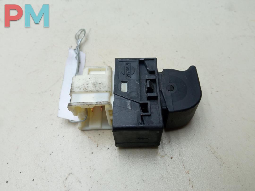кнопка стеклоподъемника переднего правого Nissan Pathfinder R50 1997, 3.3 л., бензин, АКПП, красный, внедорожник 5 дв. - фото №1