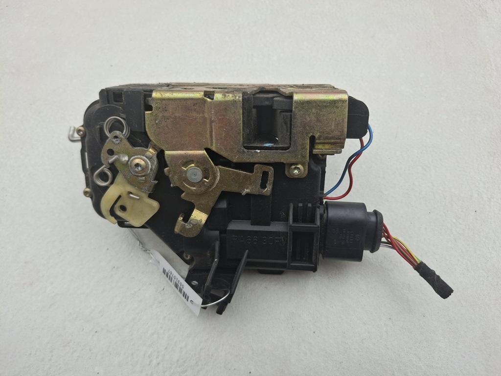 замок двери передней правой Audi A6 C5 1997, 2.4 л., бензин, МКПП, серый, седан