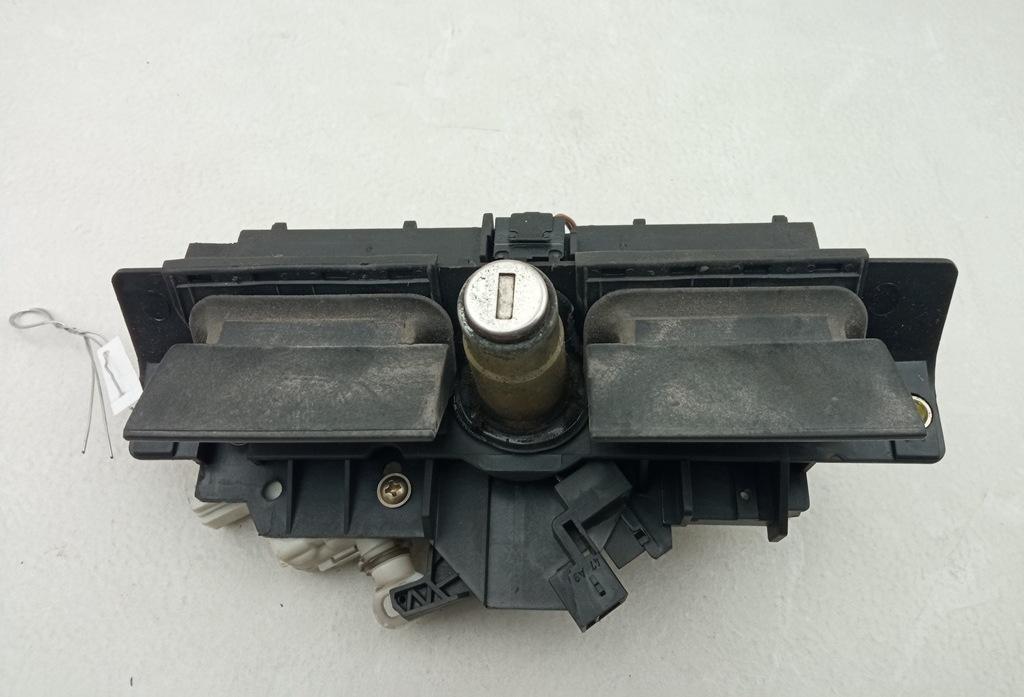 ручка крышки багажника Audi A6 4B/C5 1997, серый, седан, 4B827565H - фото №1