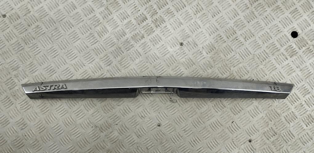 Молдинг крышки (двери) багажника Opel Astra H 2004, 1.8 л., бензин, МКПП, синий, хетчбэк 5 дв., 13105814 - фото №1