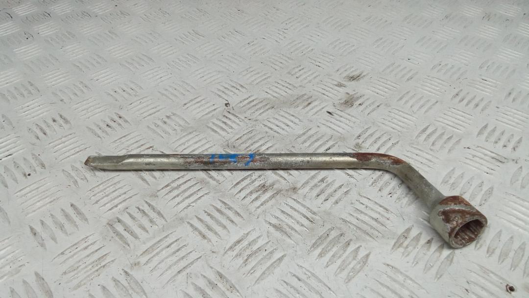 ключ колесный (балонный) Toyota Auris 1 поколение 2007, 1.6 л., бензин, МКПП, хетчбэк 5 дв. - фото №1