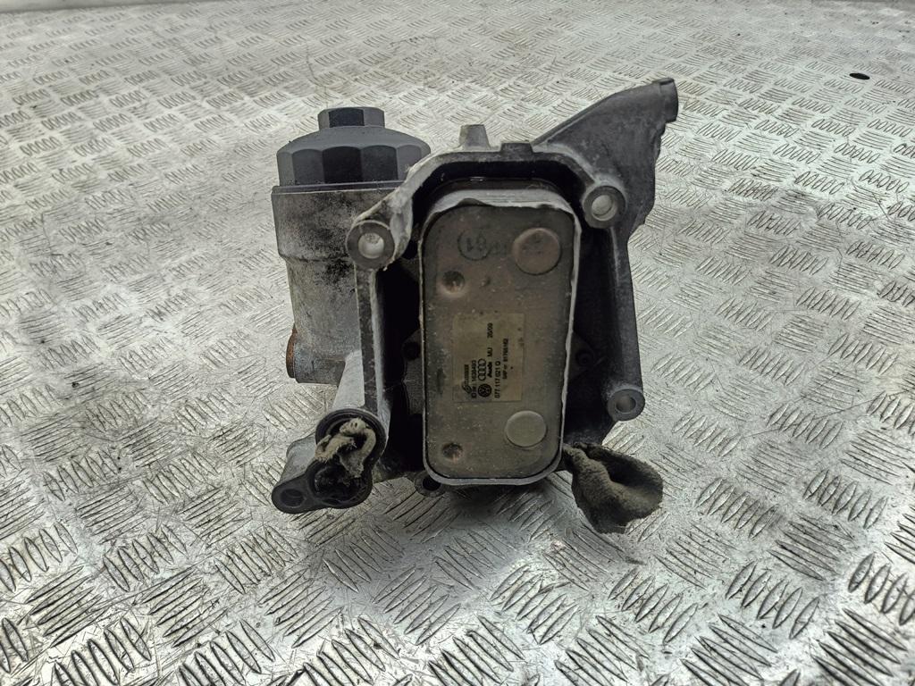 корпус масляного фильтра Audi A8 D2 2002, 4.2 л., бензин, АКПП, седан, 077115401J