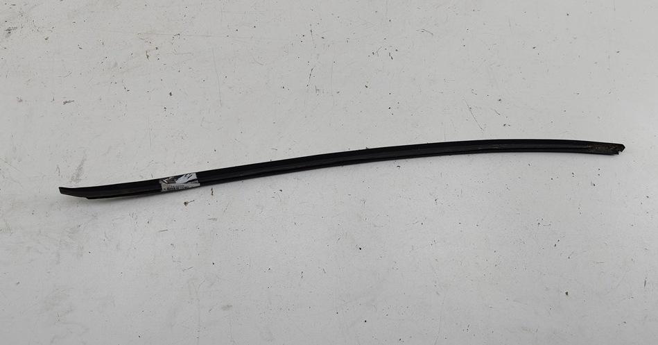 молдинг лобового стекла Volkswagen Passat B6 2005, 2.0 л., дизель, МКПП, серый, универсал, 3C0854228A - фото №1