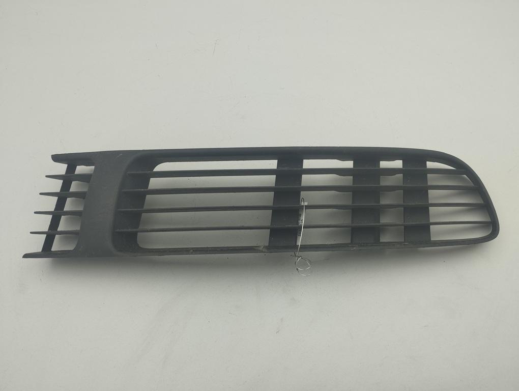 заглушка (решетка) в бампер Volkswagen Passat B5 1999, 1.8 л., бензин, МКПП, красный, универсал, 3B0853678B - фото №1