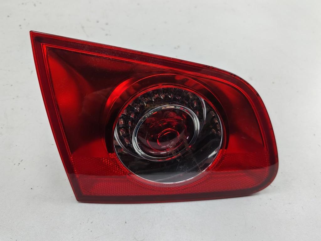 фонарь крышки багажника левый Volkswagen Passat B6 2007, 1.8 л., бензин, МКПП, серый, универсал, 3C9945093 - фото №1